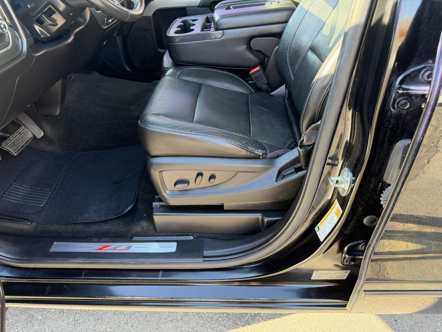 2017 Black /Black Chevrolet Silverado 1500 Z71 LT Double Cab 4WD (1GCVKREC2HZ) with an 5.3L V8 OHV 16V engine, 6A transmission, located at 801 South State Street, Salt Lake City, UT, 84111, (801) 328-0098, 40.751953, -111.888206 - Seats up to 6 People! Folding Armrest! Clean Title! Clean Carfax! Carfax shows no accidents and only 2 previous owners. This truck was a new car dealer trade-in and has been regularly serviced and maintained. Absolutely immaculate 2017 Chevrolet Silverado 1500 LT with the highly desirable Z71 Packag - Photo#25