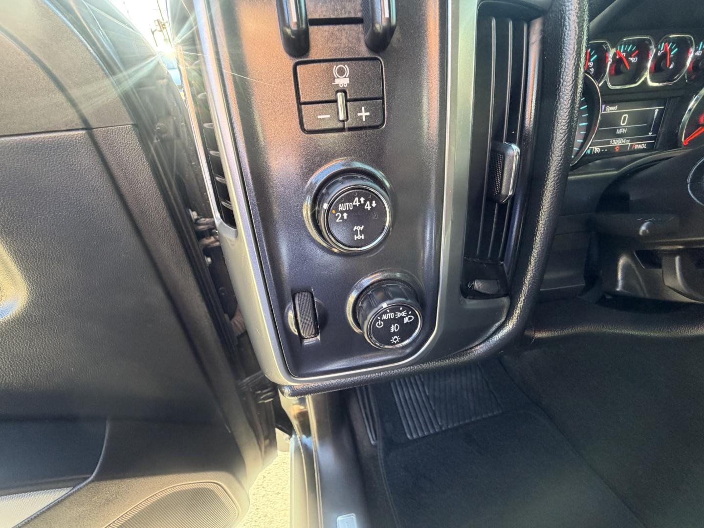 2017 Black /Black Chevrolet Silverado 1500 Z71 LT Double Cab 4WD (1GCVKREC2HZ) with an 5.3L V8 OHV 16V engine, 6A transmission, located at 801 South State Street, Salt Lake City, UT, 84111, (801) 328-0098, 40.751953, -111.888206 - Seats up to 6 People! Folding Armrest! Clean Title! Clean Carfax! Carfax shows no accidents and only 2 previous owners. This truck was a new car dealer trade-in and has been regularly serviced and maintained. Absolutely immaculate 2017 Chevrolet Silverado 1500 LT with the highly desirable Z71 Packag - Photo#30