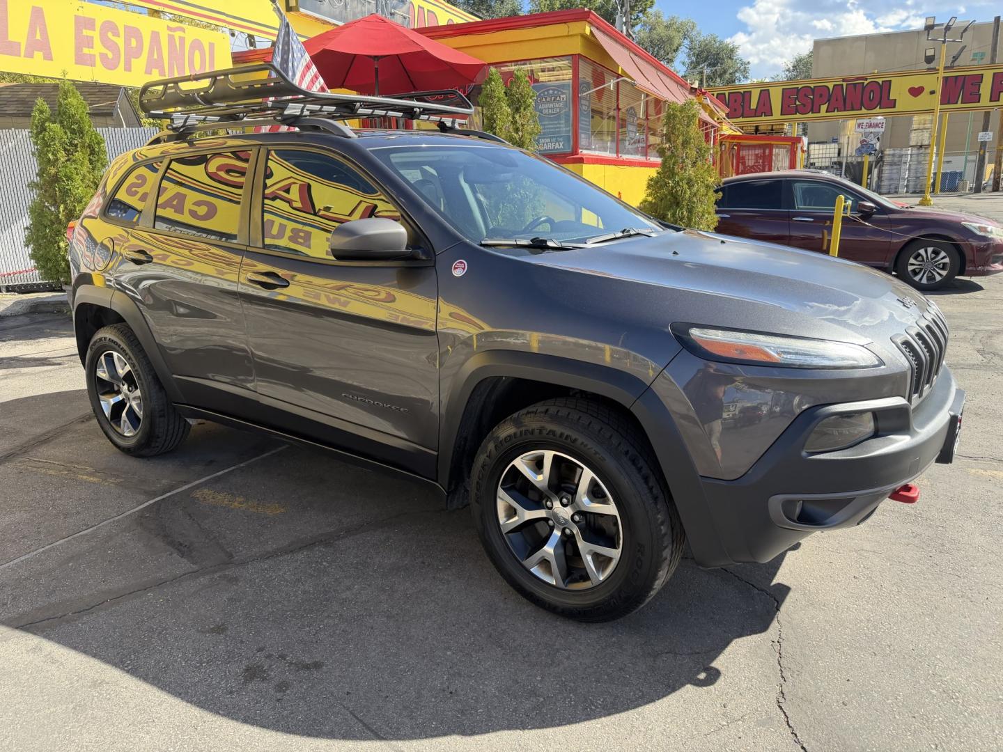 2016 Mineral Gray Metallic /Black Jeep Cherokee Trailhawk 4WD (1C4PJMBS6GW) with an 3.2L V6 DOHC 24V engine, 9A transmission, located at 801 South State Street, Salt Lake City, UT, 84111, (801) 328-0098, 40.751953, -111.888206 - Clean title no accidents on Carfax report! Perfect Jeep for winter great reliability and very good in the snow and 4x4 conditions! Includes the Trail Hawk package, roof rack and much more! Approved for up to a 5 year warranty that can be added at time of sale!!! Features: Automatic Transmission, 3.- Photo#3