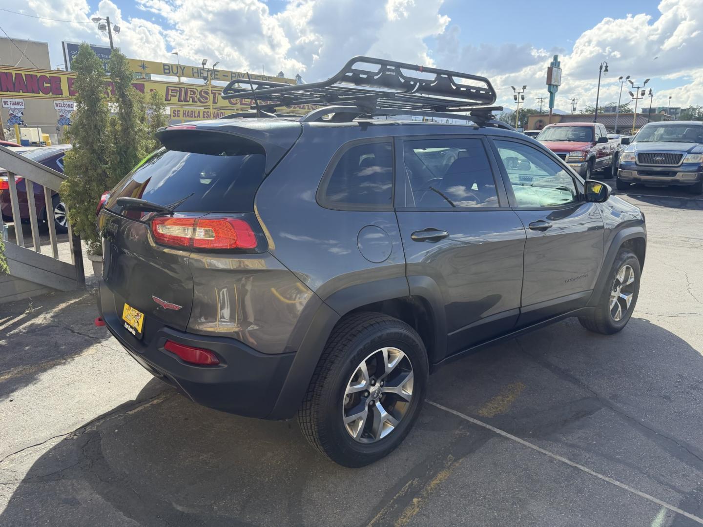 2016 Mineral Gray Metallic /Black Jeep Cherokee Trailhawk 4WD (1C4PJMBS6GW) with an 3.2L V6 DOHC 24V engine, 9A transmission, located at 801 South State Street, Salt Lake City, UT, 84111, (801) 328-0098, 40.751953, -111.888206 - Clean title no accidents on Carfax report! Perfect Jeep for winter great reliability and very good in the snow and 4x4 conditions! Includes the Trail Hawk package, roof rack and much more! Approved for up to a 5 year warranty that can be added at time of sale!!! Features: Automatic Transmission, 3.- Photo#5