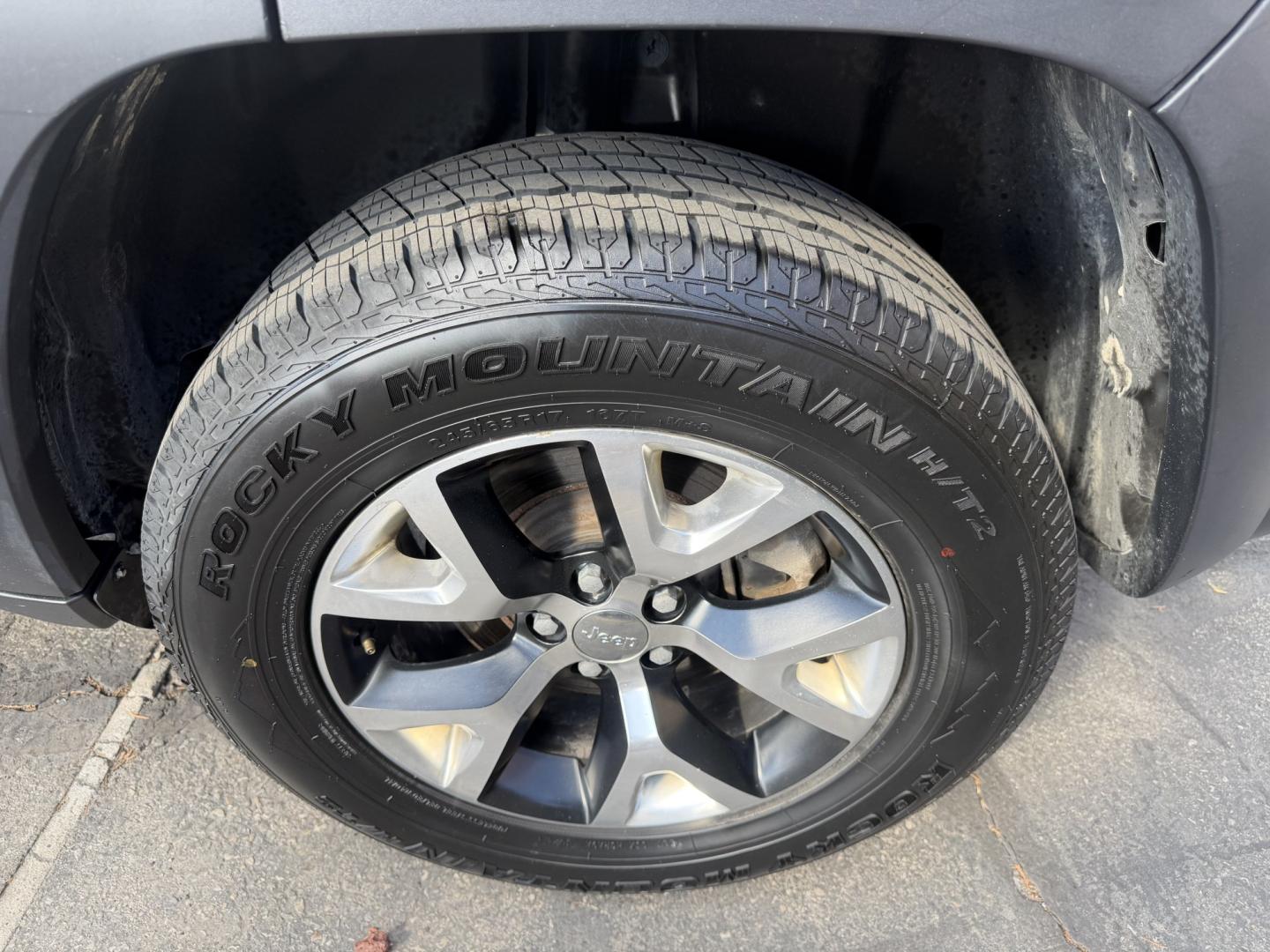 2016 Mineral Gray Metallic /Black Jeep Cherokee Trailhawk 4WD (1C4PJMBS6GW) with an 3.2L V6 DOHC 24V engine, 9A transmission, located at 801 South State Street, Salt Lake City, UT, 84111, (801) 328-0098, 40.751953, -111.888206 - Clean title no accidents on Carfax report! Perfect Jeep for winter great reliability and very good in the snow and 4x4 conditions! Includes the Trail Hawk package, roof rack and much more! Approved for up to a 5 year warranty that can be added at time of sale!!! Features: Automatic Transmission, 3.- Photo#10