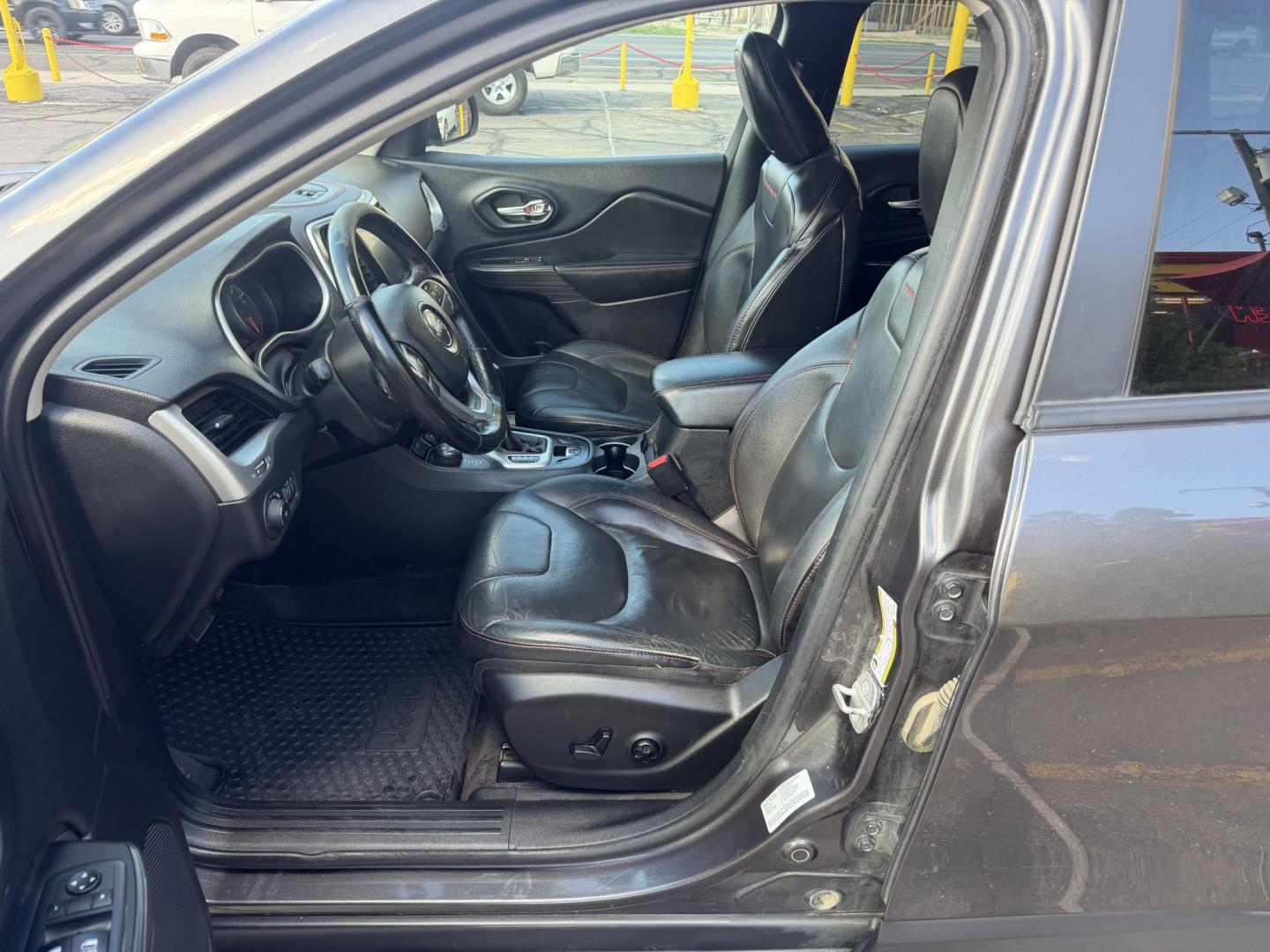 2016 Mineral Gray Metallic /Black Jeep Cherokee Trailhawk 4WD (1C4PJMBS6GW) with an 3.2L V6 DOHC 24V engine, 9A transmission, located at 801 South State Street, Salt Lake City, UT, 84111, (801) 328-0098, 40.751953, -111.888206 - Clean title no accidents on Carfax report! Perfect Jeep for winter great reliability and very good in the snow and 4x4 conditions! Includes the Trail Hawk package, roof rack and much more! Approved for up to a 5 year warranty that can be added at time of sale!!! Features: Automatic Transmission, 3.- Photo#12