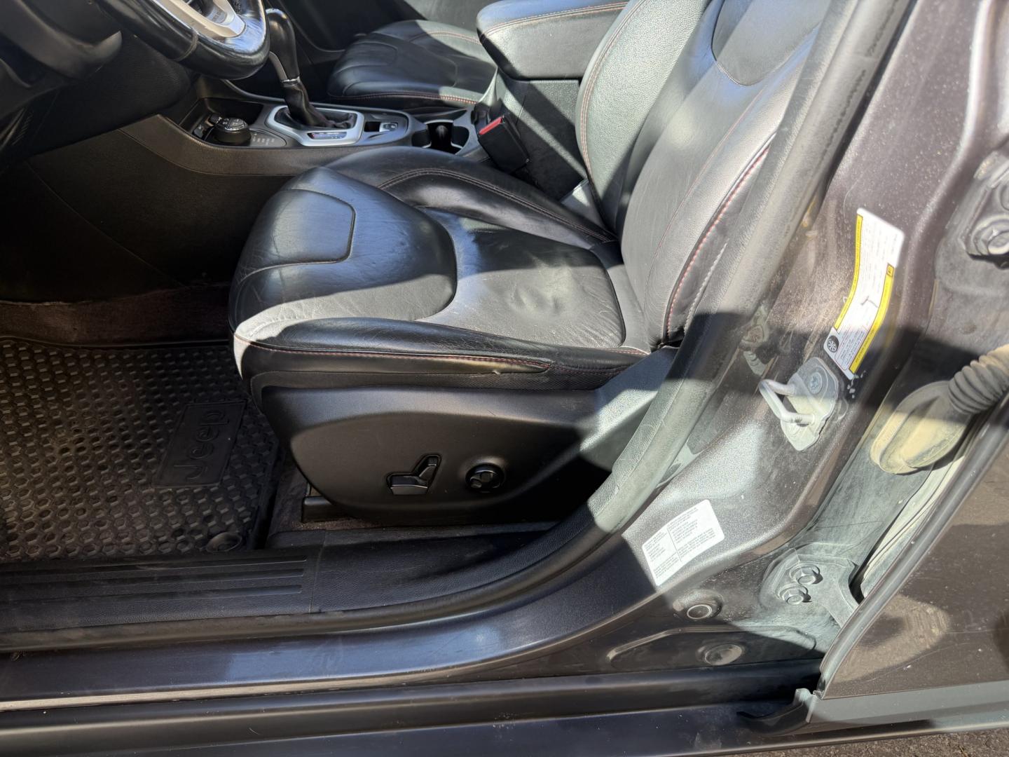 2016 Mineral Gray Metallic /Black Jeep Cherokee Trailhawk 4WD (1C4PJMBS6GW) with an 3.2L V6 DOHC 24V engine, 9A transmission, located at 801 South State Street, Salt Lake City, UT, 84111, (801) 328-0098, 40.751953, -111.888206 - Clean title no accidents on Carfax report! Perfect Jeep for winter great reliability and very good in the snow and 4x4 conditions! Includes the Trail Hawk package, roof rack and much more! Approved for up to a 5 year warranty that can be added at time of sale!!! Features: Automatic Transmission, 3.- Photo#18