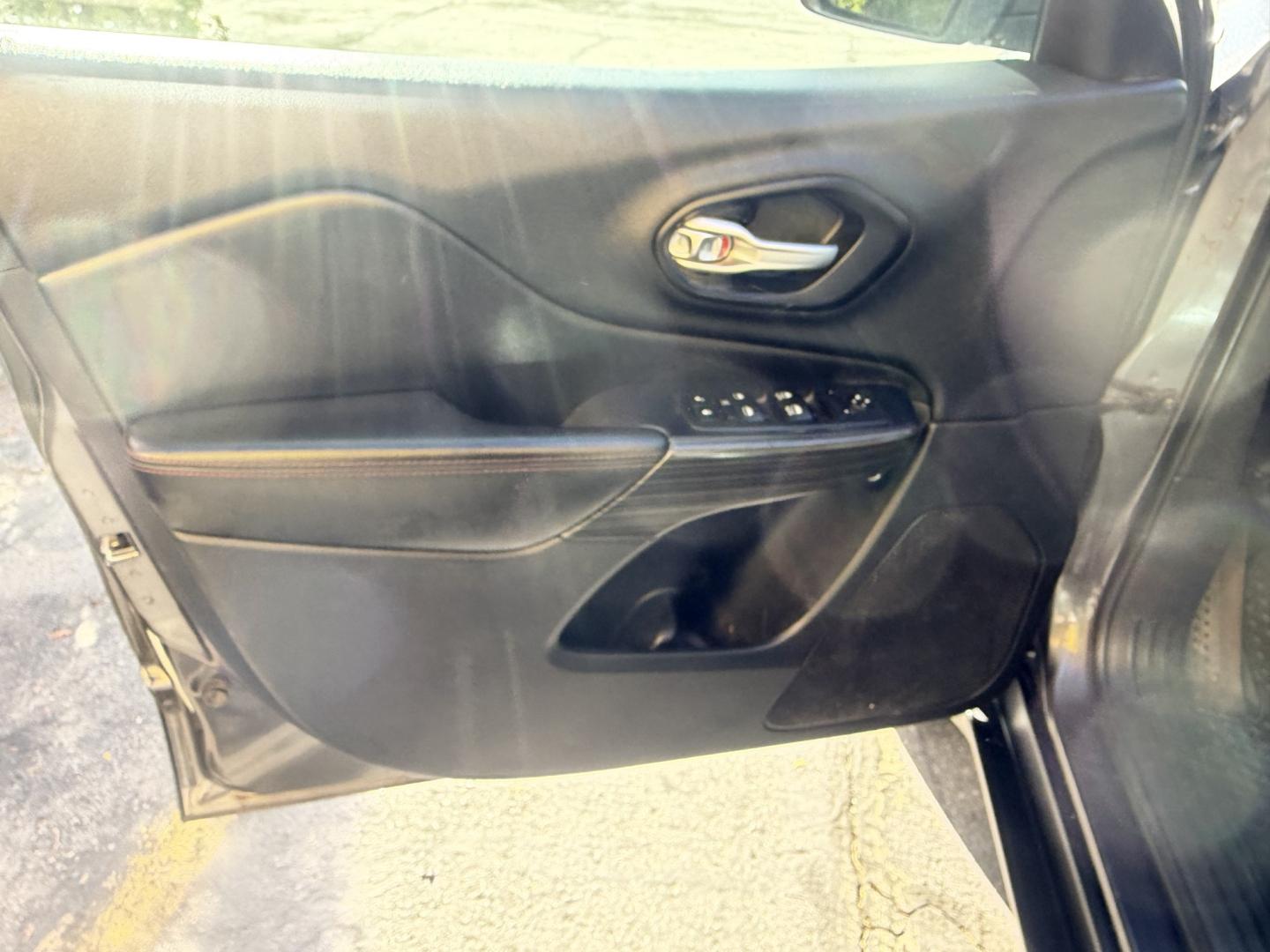 2016 Mineral Gray Metallic /Black Jeep Cherokee Trailhawk 4WD (1C4PJMBS6GW) with an 3.2L V6 DOHC 24V engine, 9A transmission, located at 801 South State Street, Salt Lake City, UT, 84111, (801) 328-0098, 40.751953, -111.888206 - Clean title no accidents on Carfax report! Perfect Jeep for winter great reliability and very good in the snow and 4x4 conditions! Includes the Trail Hawk package, roof rack and much more! Approved for up to a 5 year warranty that can be added at time of sale!!! Features: Automatic Transmission, 3.- Photo#19