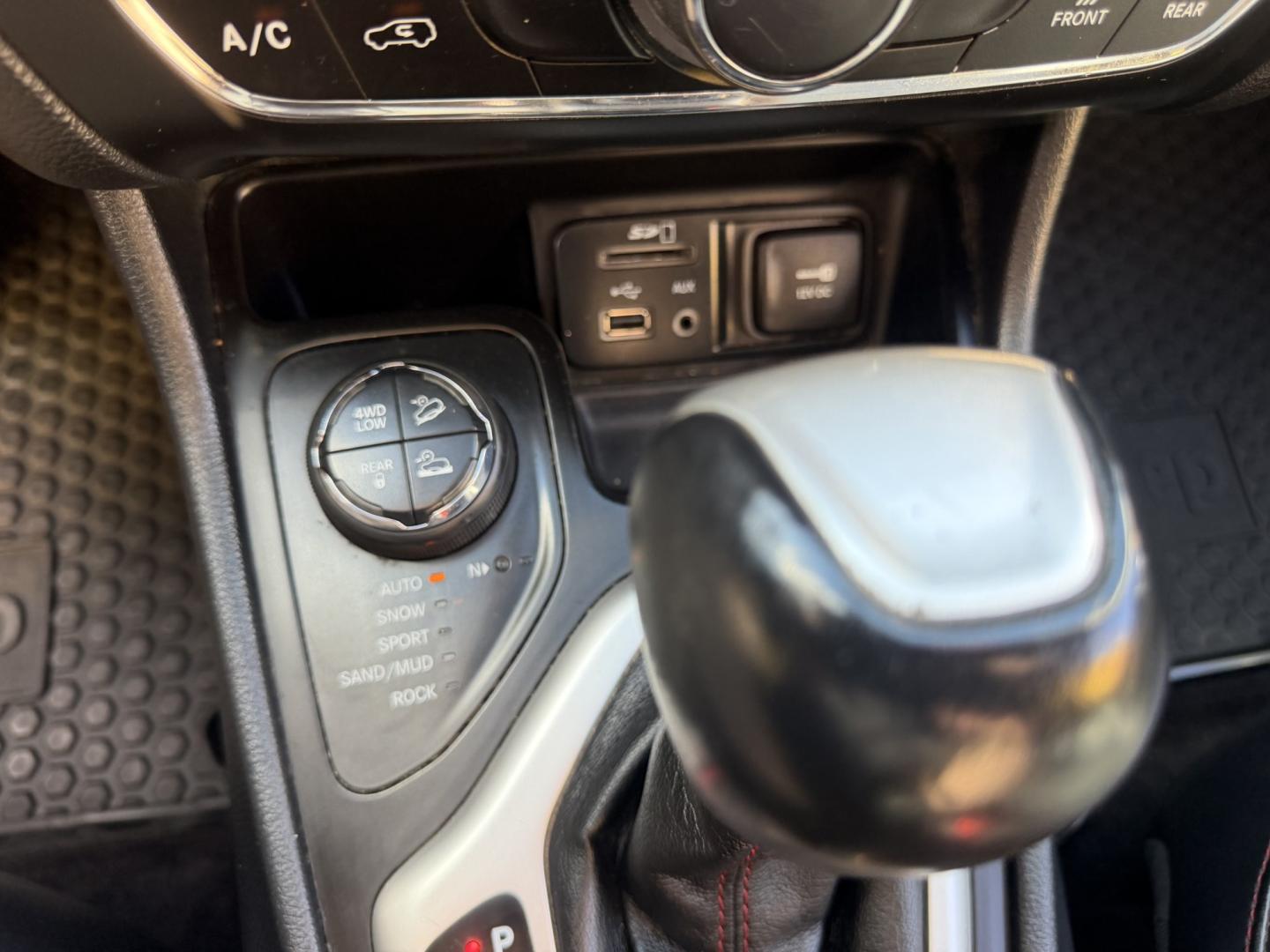 2016 Mineral Gray Metallic /Black Jeep Cherokee Trailhawk 4WD (1C4PJMBS6GW) with an 3.2L V6 DOHC 24V engine, 9A transmission, located at 801 South State Street, Salt Lake City, UT, 84111, (801) 328-0098, 40.751953, -111.888206 - Clean title no accidents on Carfax report! Perfect Jeep for winter great reliability and very good in the snow and 4x4 conditions! Includes the Trail Hawk package, roof rack and much more! Approved for up to a 5 year warranty that can be added at time of sale!!! Features: Automatic Transmission, 3.- Photo#22