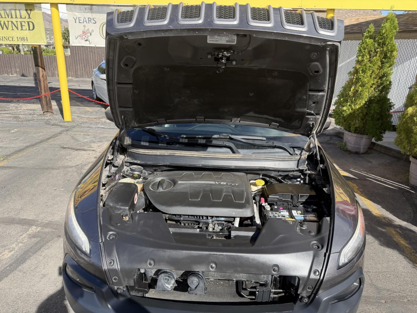 2016 Mineral Gray Metallic /Black Jeep Cherokee Trailhawk 4WD (1C4PJMBS6GW) with an 3.2L V6 DOHC 24V engine, 9A transmission, located at 801 South State Street, Salt Lake City, UT, 84111, (801) 328-0098, 40.751953, -111.888206 - Clean title no accidents on Carfax report! Perfect Jeep for winter great reliability and very good in the snow and 4x4 conditions! Includes the Trail Hawk package, roof rack and much more! Approved for up to a 5 year warranty that can be added at time of sale!!! Features: Automatic Transmission, 3.- Photo#26