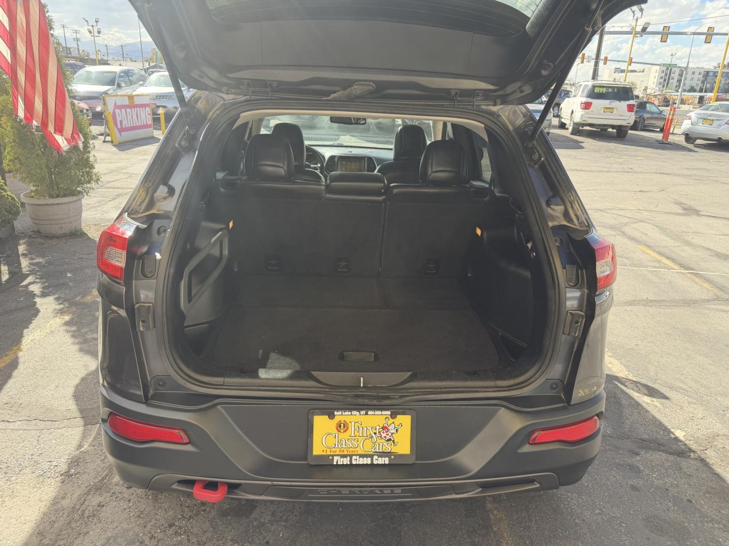 2016 Mineral Gray Metallic /Black Jeep Cherokee Trailhawk 4WD (1C4PJMBS6GW) with an 3.2L V6 DOHC 24V engine, 9A transmission, located at 801 South State Street, Salt Lake City, UT, 84111, (801) 328-0098, 40.751953, -111.888206 - Clean title no accidents on Carfax report! Perfect Jeep for winter great reliability and very good in the snow and 4x4 conditions! Includes the Trail Hawk package, roof rack and much more! Approved for up to a 5 year warranty that can be added at time of sale!!! Features: Automatic Transmission, 3.- Photo#28