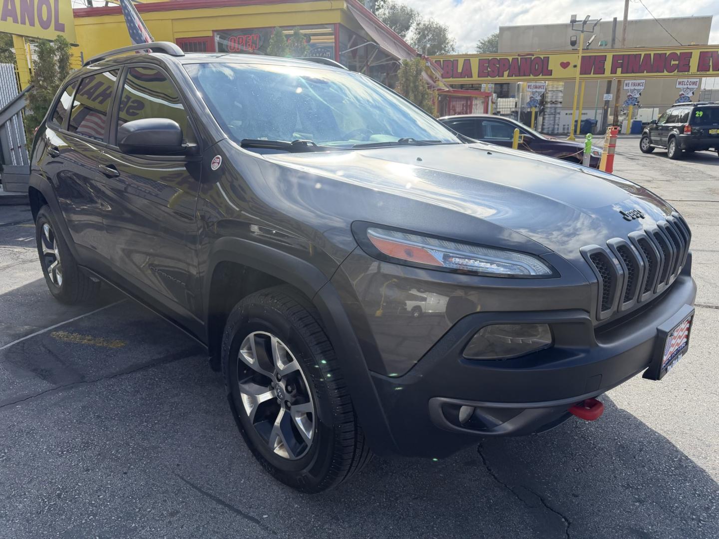2016 Mineral Gray Metallic /Black Jeep Cherokee Trailhawk 4WD (1C4PJMBS6GW) with an 3.2L V6 DOHC 24V engine, 9A transmission, located at 801 South State Street, Salt Lake City, UT, 84111, (801) 328-0098, 40.751953, -111.888206 - Clean title no accidents on Carfax report! Perfect Jeep for winter great reliability and very good in the snow and 4x4 conditions! Includes the Trail Hawk package, roof rack and much more! Approved for up to a 5 year warranty that can be added at time of sale!!! Features: Automatic Transmission, 3.- Photo#3
