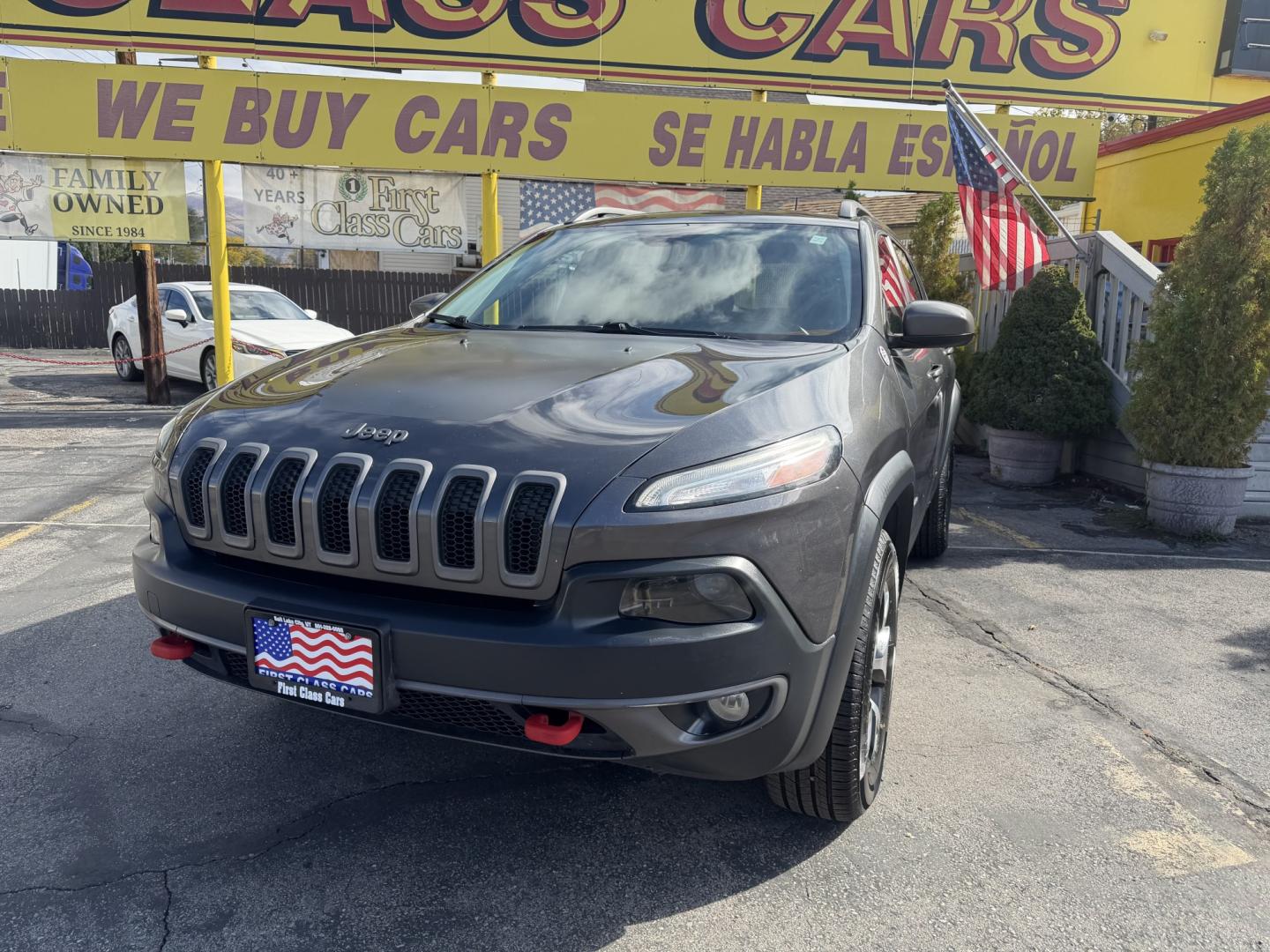 2016 Mineral Gray Metallic /Black Jeep Cherokee Trailhawk 4WD (1C4PJMBS6GW) with an 3.2L V6 DOHC 24V engine, 9A transmission, located at 801 South State Street, Salt Lake City, UT, 84111, (801) 328-0098, 40.751953, -111.888206 - Clean title no accidents on Carfax report! Perfect Jeep for winter great reliability and very good in the snow and 4x4 conditions! Includes the Trail Hawk package, roof rack and much more! Approved for up to a 5 year warranty that can be added at time of sale!!! Features: Automatic Transmission, 3.- Photo#1