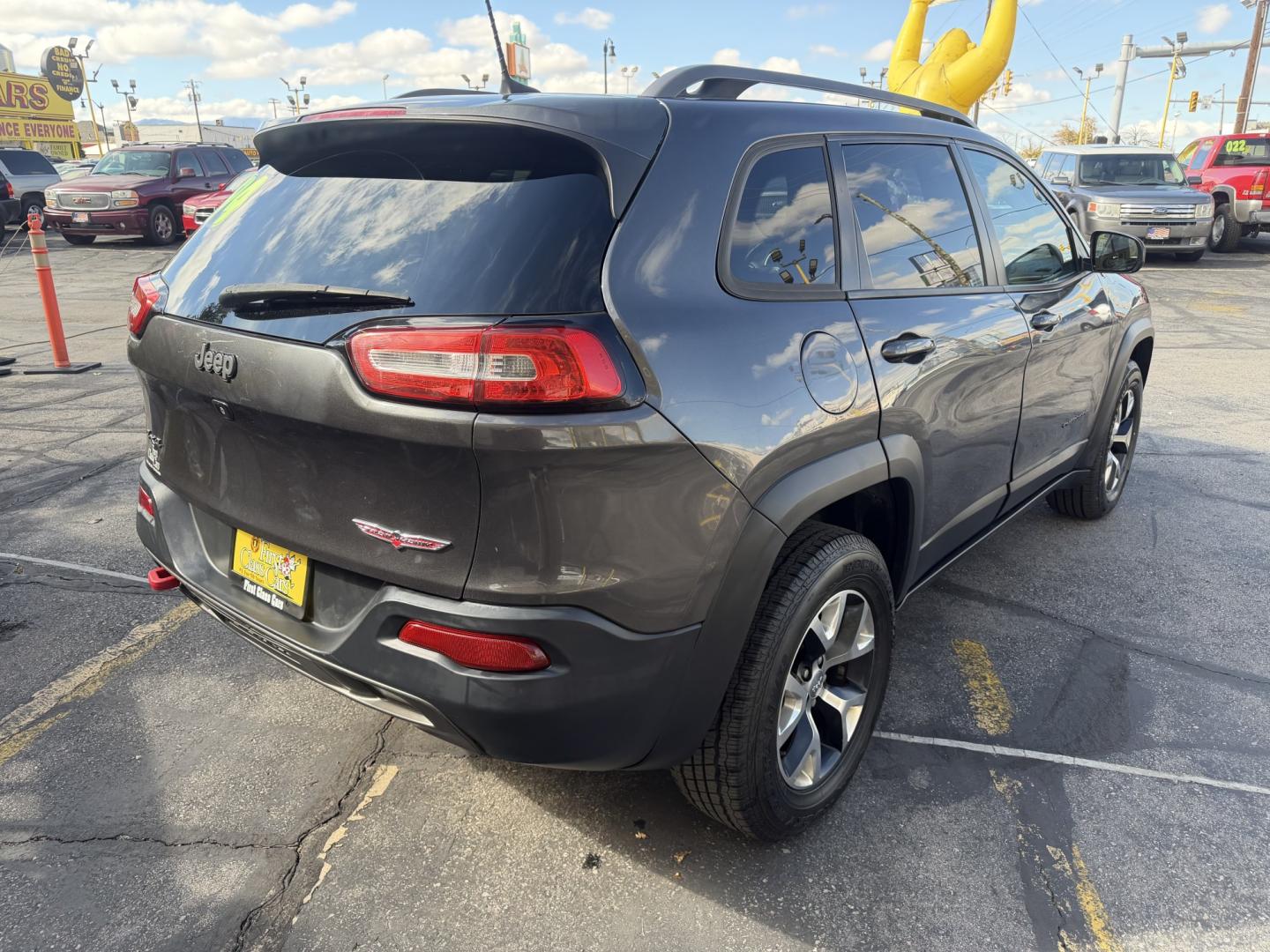 2016 Mineral Gray Metallic /Black Jeep Cherokee Trailhawk 4WD (1C4PJMBS6GW) with an 3.2L V6 DOHC 24V engine, 9A transmission, located at 801 South State Street, Salt Lake City, UT, 84111, (801) 328-0098, 40.751953, -111.888206 - Clean title no accidents on Carfax report! Perfect Jeep for winter great reliability and very good in the snow and 4x4 conditions! Includes the Trail Hawk package, roof rack and much more! Approved for up to a 5 year warranty that can be added at time of sale!!! Features: Automatic Transmission, 3.- Photo#5