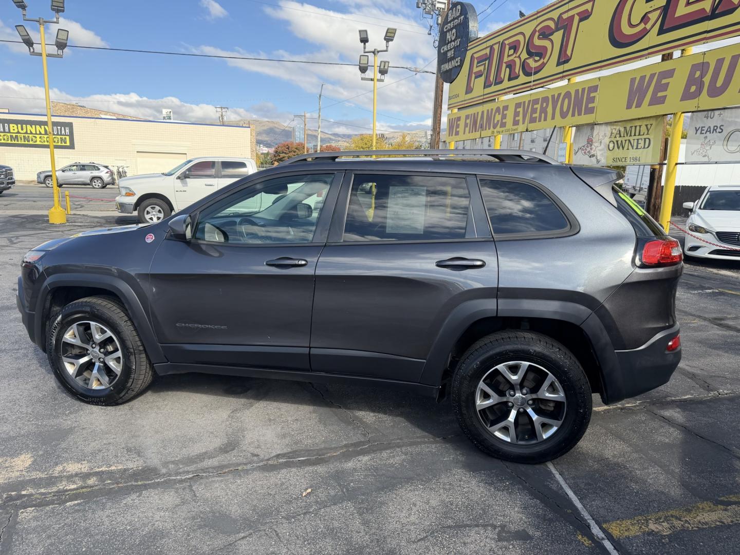 2016 Mineral Gray Metallic /Black Jeep Cherokee Trailhawk 4WD (1C4PJMBS6GW) with an 3.2L V6 DOHC 24V engine, 9A transmission, located at 801 South State Street, Salt Lake City, UT, 84111, (801) 328-0098, 40.751953, -111.888206 - Clean title no accidents on Carfax report! Perfect Jeep for winter great reliability and very good in the snow and 4x4 conditions! Includes the Trail Hawk package, roof rack and much more! Approved for up to a 5 year warranty that can be added at time of sale!!! Features: Automatic Transmission, 3.- Photo#8