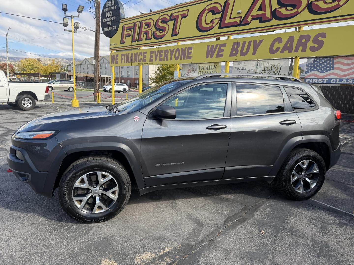 2016 Mineral Gray Metallic /Black Jeep Cherokee Trailhawk 4WD (1C4PJMBS6GW) with an 3.2L V6 DOHC 24V engine, 9A transmission, located at 801 South State Street, Salt Lake City, UT, 84111, (801) 328-0098, 40.751953, -111.888206 - Clean title no accidents on Carfax report! Perfect Jeep for winter great reliability and very good in the snow and 4x4 conditions! Includes the Trail Hawk package, roof rack and much more! Approved for up to a 5 year warranty that can be added at time of sale!!! Features: Automatic Transmission, 3.- Photo#9